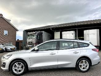 Schadeauto Ford Focus Wagon 1.0 EcoB Hybrid 135pk 6-bak Con - 97dkm nap - navi - airco - cruise - pdc - line + front assist - lmv 2022/12