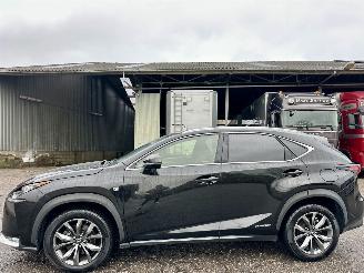 uszkodzony samochody osobowe Lexus NX 300h 2.5 Hybrid aut + f1 AWD F-Sport Line - schuifdak - front + line assist - head up - elektr stuur + klep 2015/11