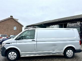 uszkodzony samochody ciężarowe Volkswagen Transporter 2.0 TDI 110pk L2/H1 Highline - nap - facelift - navi - airco - cruise - elektr pakket - trekh - pdc - CarPlay 2022/11