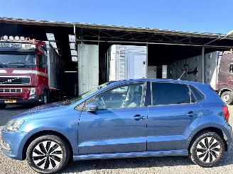 Vaurioauto  passenger cars Volkswagen Polo 1.0 TSI 95pk BlueMotion Edition 5drs - nap - navi - airco - cruise - lmv - 4x elektr ramen - privacy glass 2015/1