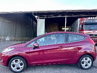 Vaurioauto  passenger cars Ford Fiesta 1.25i 82pk Titanium 3drs - nap - airco - elektr ram + spiegels - lmv - mistlampen - cv op afstandbed 2010/3
