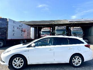 Unfallwagen Toyota Auris Touring Sports 1.8 Hybrid 123pk aut Lease pro - pano - nap - front + line + park assist - keyless entry + start - stoelverw 2015/12