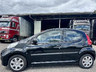 Schadeauto Peugeot 107 1.0-12v automaat 68pk XS 5drs - nap - carplay - airco - 49dkm - elektr ramen - toerenteller 2009/7