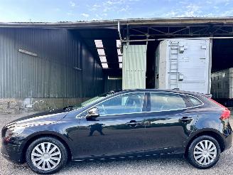 Vaurioauto  passenger cars Volvo V-40 1.6 T4 179pk automaat Summum - xenon - navi - camera - keyless - front + line + side assist 2012/12