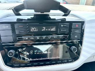 Volkswagen Up! 1.0i 65pk beats 5drs - nap - line assist - clima - cruise - pdc - privacy glass - subwoofer - licht + regensens picture 17