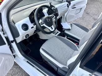 Volkswagen Up! 1.0i 65pk beats 5drs - nap - line assist - clima - cruise - pdc - privacy glass - subwoofer - licht + regensens picture 22