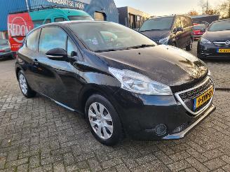 Voiture accidenté Peugeot 208 1.0 VTi Access COOL  2E eigenaar motor loopt op 2 cil ,rijdt nog wel (ZIE 3E FOTO) 2014/10