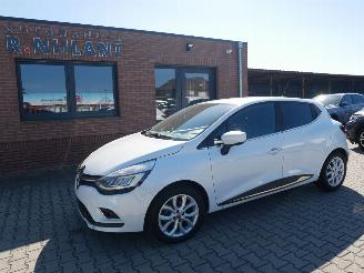 skadebil auto Renault Clio INTENS LED AUTOMATISCHE AIRCO 2017/3