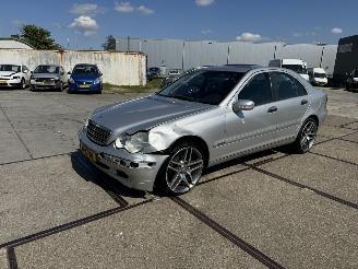 skadebil auto Mercedes C-klasse 200 K Avantgarde 2000/8