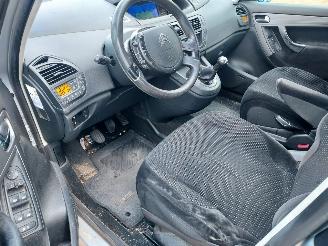 Citroën C4-picasso 1.8iAmbiance 7 persoons + Apk   500 euro minimum prijs picture 6