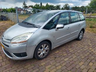 Citroën C4-picasso 1.8iAmbiance 7 persoons + Apk   500 euro minimum prijs picture 2