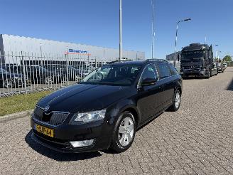 Unfallwagen Skoda Octavia 1.6 TDI 77Kw Clima - NAVI 2013/10