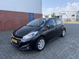 skadebil auto Peugeot 208 1.2 Pure Tech 60Kw AIRCO 2016/3