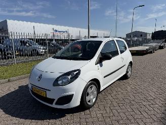 Vaurioauto  passenger cars Renault Twingo 1.2 43kw Acces 2010/11
