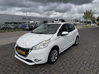 krockskadad bil auto Peugeot 208 1.2 VTI 60Kw AIRCO NAVI 2014/3