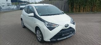 damaged passenger cars Toyota Aygo X-Play 1.0-VVT-i 72pk Airco Led koplampen Led achterlichten Elek-ramen elektrische buitenspiegels centrale deurvergrendeling met afstandsbediening Hoogglans buiten design Deelbare achterbank 2018/9