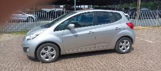 Kia Venga 1.6 Automaat Keyless-entry Climatecontrol Stoelverwarming stuurwiel met radio bediening 4xElektrische ramen Elektrische inklapbare buitenspiegels met verwarming Privacy glas Parkeersensoren achter trekhaak 16-inch velgen Mistlampen armsteun voor Links en picture 1