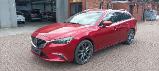 Unfallwagen Mazda 6 2.2-diesel 175pk 4x4 Automaat Full-Led Full-Leder Memory Navi Head-up Blindspot systeem Bose-sound Climatecontrol CruiseControl radar Stoelverwarming Lichtautomaat Privacyglas keyless Entry trekhaak Parkeersensoren 19-inch mazda velgen 2015/2