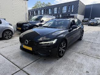 Unfallwagen Volvo V-60 2.0 B3 R-DESIGN AUTOMAAT-PANO-NAVI-CAMERA 2021/3