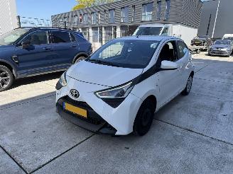 Schadeauto Toyota Aygo 1.0 VVT-i x-Play Limited AIRCO - CENTRAAL - LED 2020/1