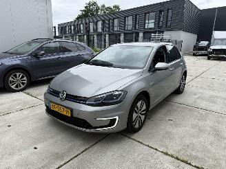 damaged passenger cars Volkswagen Golf E-GOLF WARMTEPOMP - LED - CRUISE - NAVI - 136PK 2019/2