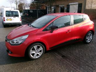 Vaurioauto  passenger cars Renault Clio 0.9 TCE COLEECTION AIRCO NAVI GEEN SCHADE 2013/2