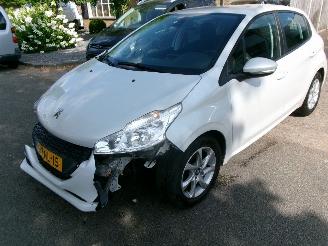 Vaurioauto  passenger cars Peugeot 208 1.2 I ENVY CLIMA NAVI 2014/3