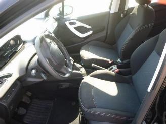 Peugeot 208 1.2 picture 6