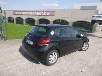 krockskadad bil auto Peugeot 208 1.2 2018/8