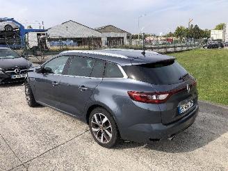 damaged passenger cars Renault Mégane 1.2 TURBO GRANDTOUR 2017/2
