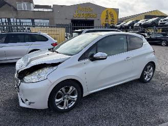 krockskadad bil auto Peugeot 208 ALLURE 2015/4