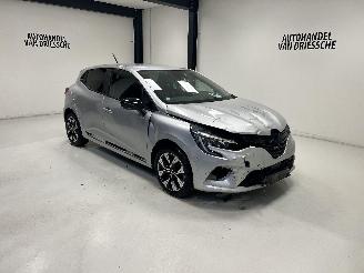 Damaged car Renault Clio  2023/10