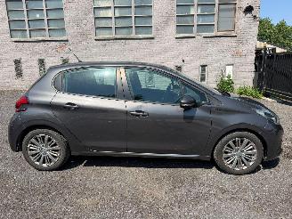 Schadeauto Peugeot 208 SIGNATURE 2018/9