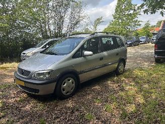 damaged passenger cars Opel Zafira 2.0 DIESEL 7 PERSOONS B.J 2000  kenteken is afgemeld (voor loop of sloop) 2000/2