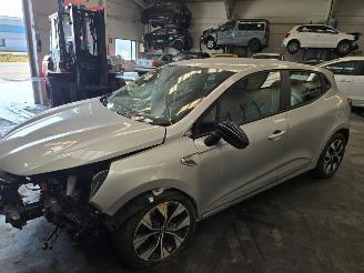 krockskadad bil auto Renault Clio  2021/5
