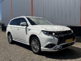 Vaurioauto  passenger cars Mitsubishi Outlander 2.5 PHEV Intense + 2020/1