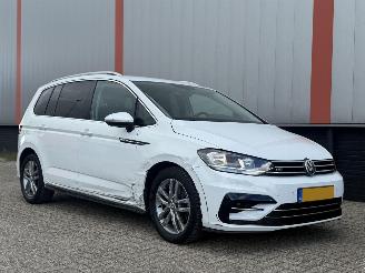 Vaurioauto  passenger cars Volkswagen Touran 1.2 TSI R Line 7 PERS NAP! 2019/1