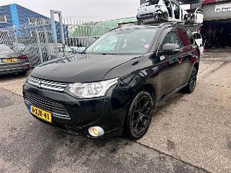 Vaurioauto  passenger cars Mitsubishi Outlander 2.0 PHEV BUSINESS EDITION PLUG IN 2014/8