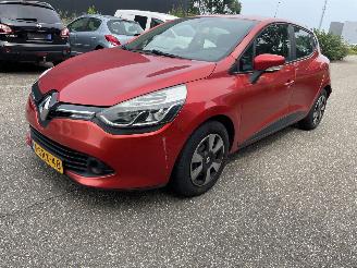 uszkodzony samochody osobowe Renault Clio 0.9T 5DRS 2013/12